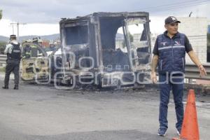 SEGURIDAD . INCENDIO CAMIONETA
