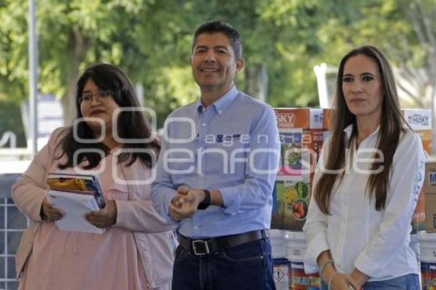 AYUNTAMIENTO . ENTREGA DE APOYOS