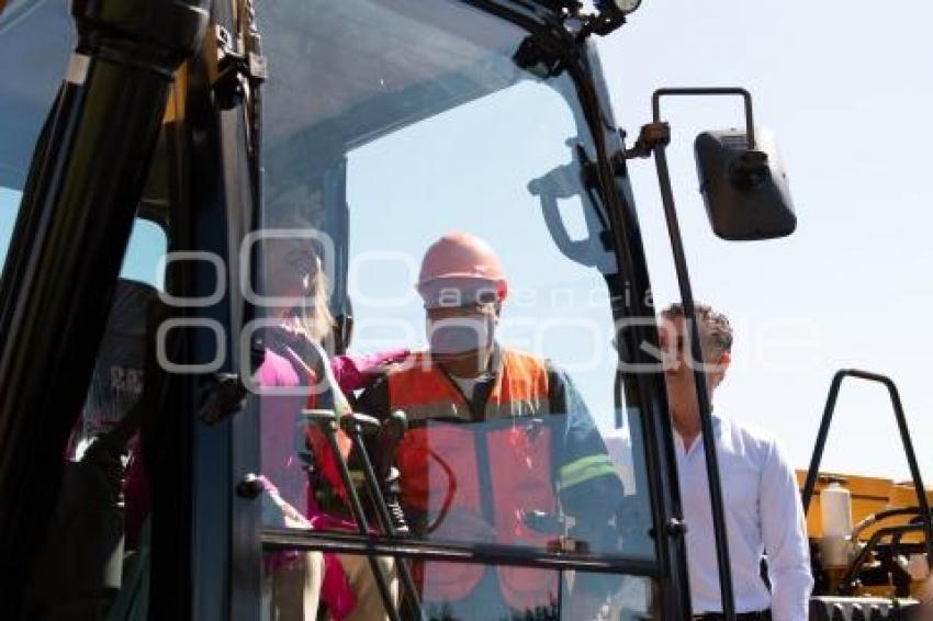 TLAXCALA . ENTREGA DE MAQUINARIA