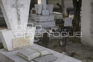 PANTEÓN MUNICIPAL . GATOS