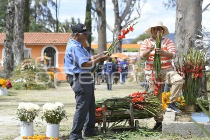 TLAXCALA . DÍA DE  MUERTOS . PANTEÓN