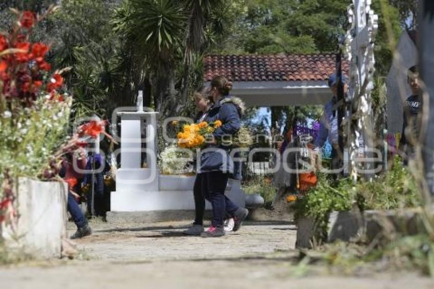 TLAXCALA . DÍA DE  MUERTOS . PANTEÓN