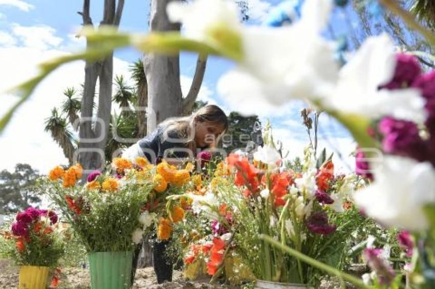 TLAXCALA . DÍA DE  MUERTOS . PANTEÓN