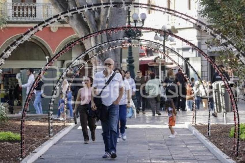 ZÓCALO . ADORNOS NAVIDEÑOS