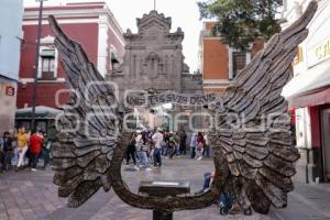 ESCULTURA ALAS QUE ABRAZAN