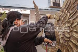 ESCULTURA ALAS QUE ABRAZAN