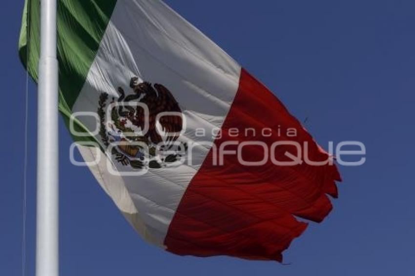 BANDERA MONUMENTAL