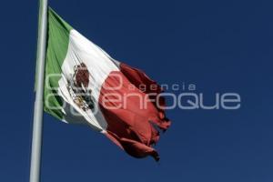 BANDERA MONUMENTAL