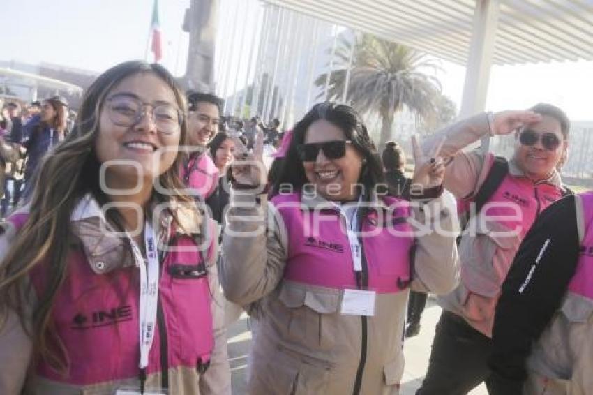 INE . BANDERAZO SALIDA CAPACITADORES