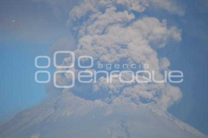 VOLCÁN POPOCATÉPETL . FUMAROLA