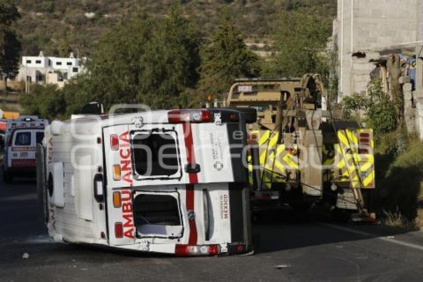 TLAXCALA . VOLCADURA AMBULANCIA