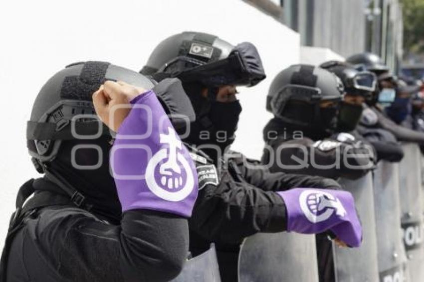 8M . POLICÍA