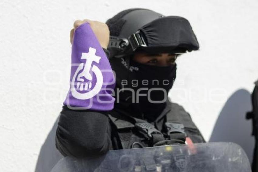 8M . POLICÍA