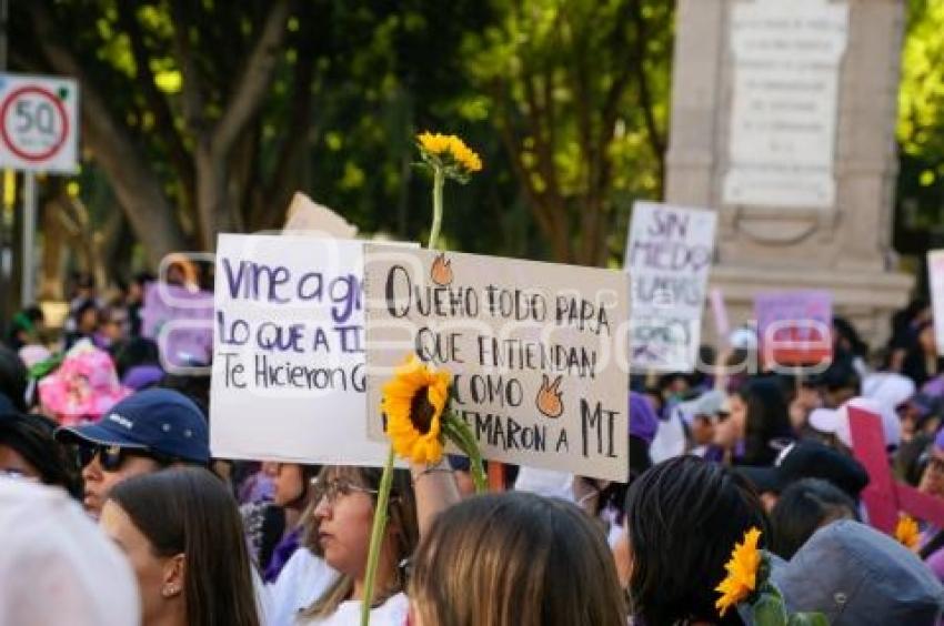 8M . MARCHA