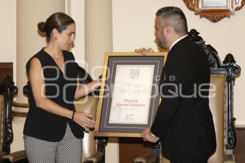 AYUNTAMIENTO . PREMIO A LA MUJER