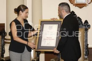 AYUNTAMIENTO . PREMIO A LA MUJER