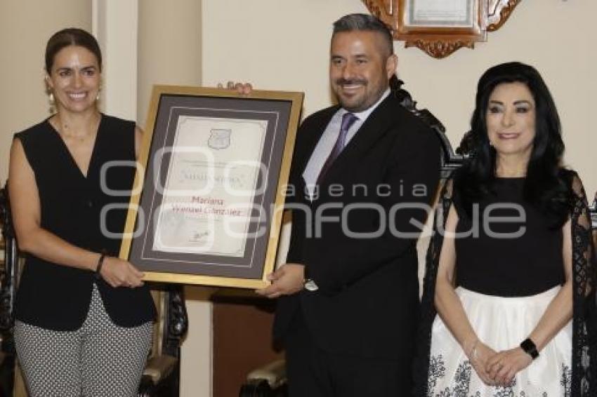 AYUNTAMIENTO . PREMIO A LA MUJER