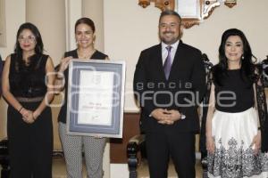 AYUNTAMIENTO . PREMIO A LA MUJER