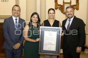 AYUNTAMIENTO . PREMIO A LA MUJER