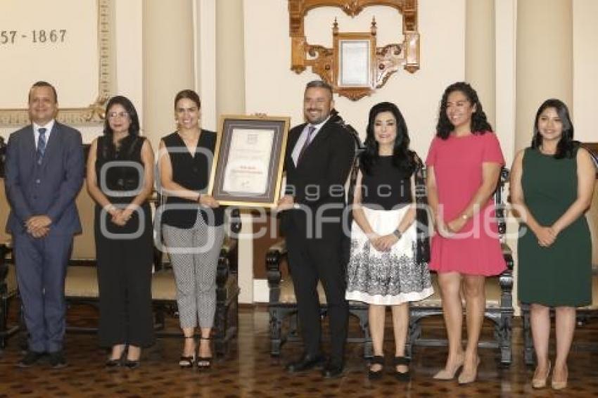 AYUNTAMIENTO . PREMIO A LA MUJER