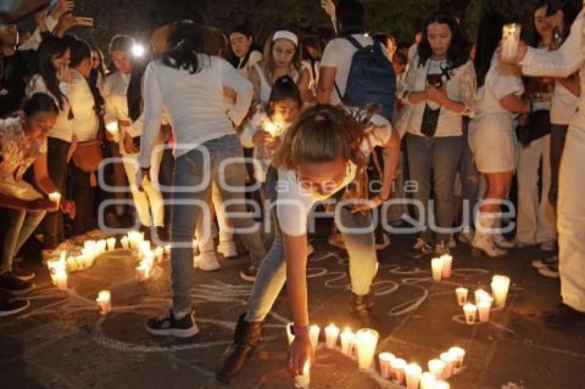 HOMENAJE . ELENA LARREA