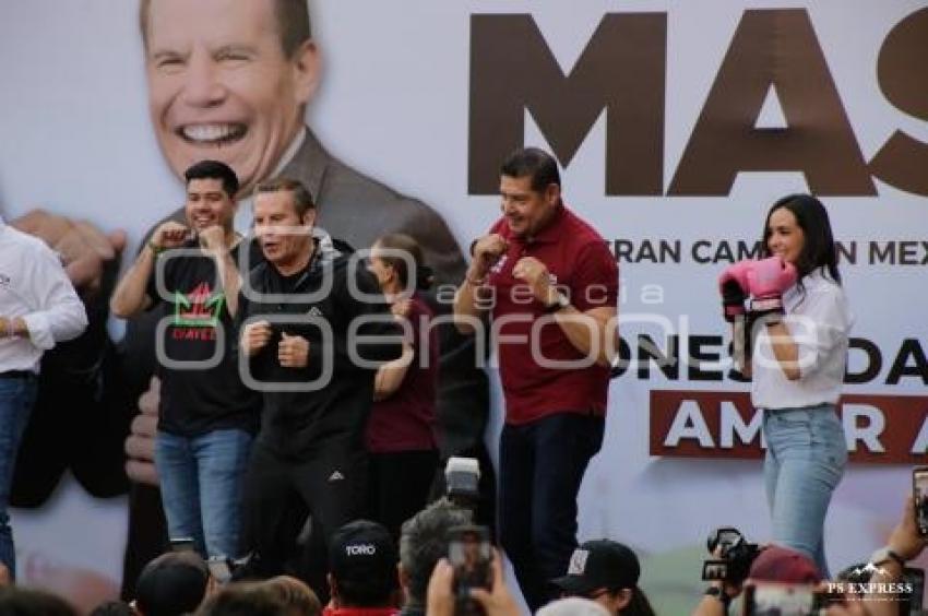 ENTRENAMIENTO MASIVO . JULIO CÉSAR CHÁVEZ