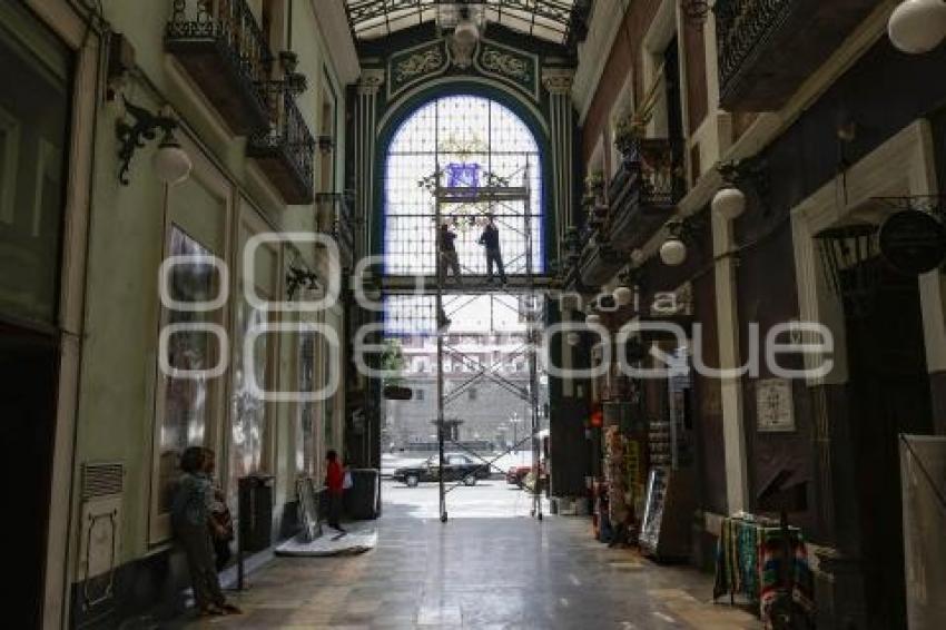 PASAJE DEL AYUNTAMIENTO . VITRALES