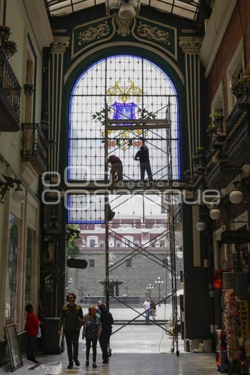 PASAJE DEL AYUNTAMIENTO . VITRALES