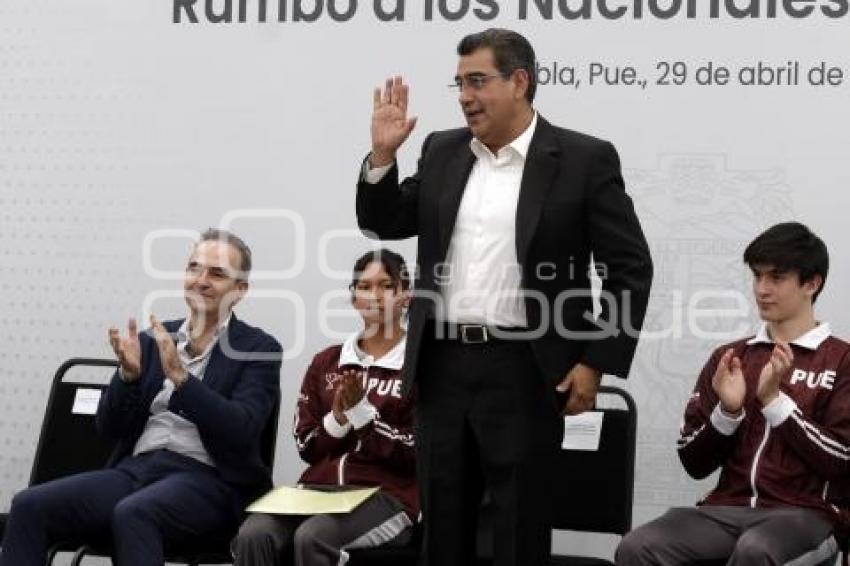 GOBIERNO ESTATAL . ABANDERAMIENTO