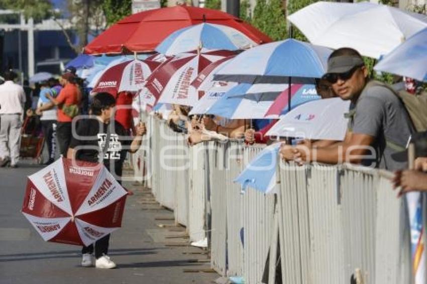 DESFILE 5 DE MAYO . PROPAGANDA POLÍTICA