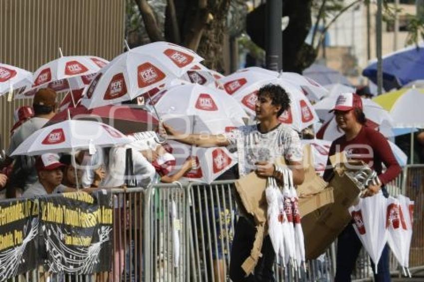 DESFILE 5 DE MAYO . PROPAGANDA POLÍTICA