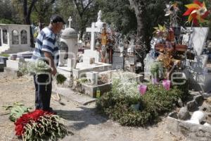 PREVIO DÍA DE LAS MADRES . PANTEÓN