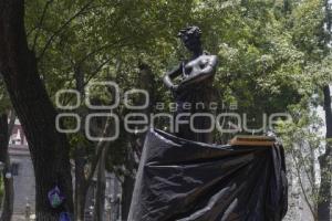 ZÓCALO . ESTATUAS