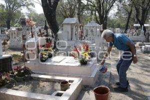 PREVIO DÍA DE LAS MADRES . PANTEÓN