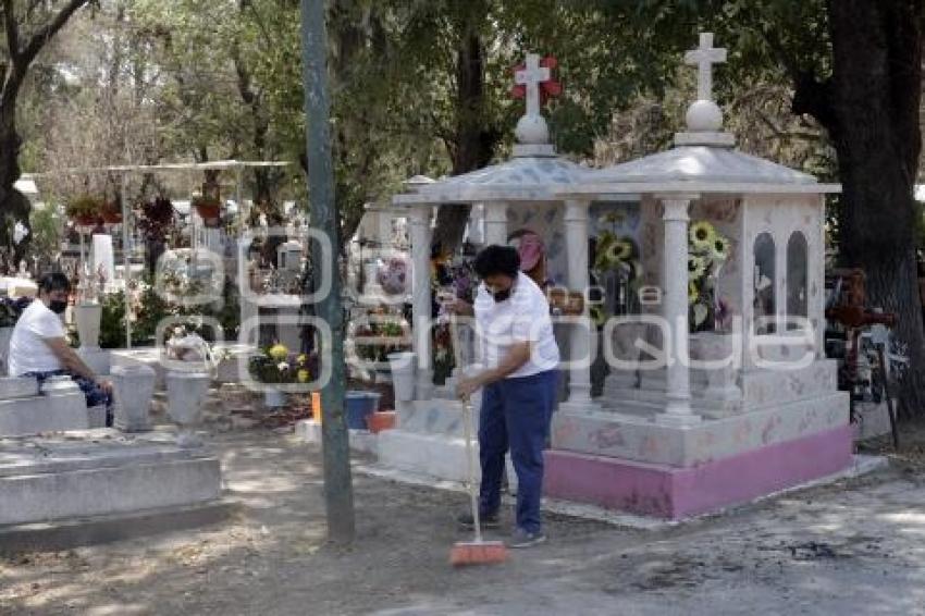 PANTEÓN . DÍA DE LAS MADRES