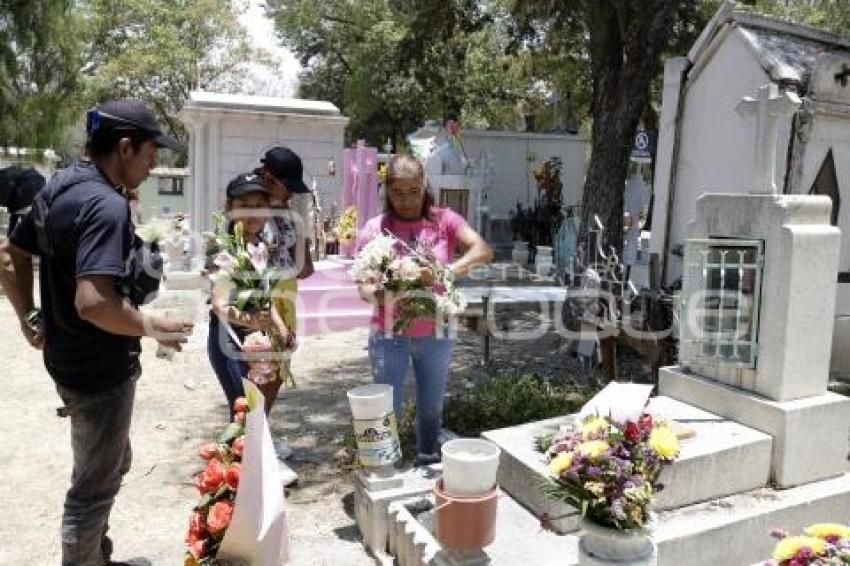 PANTEÓN . DÍA DE LAS MADRES