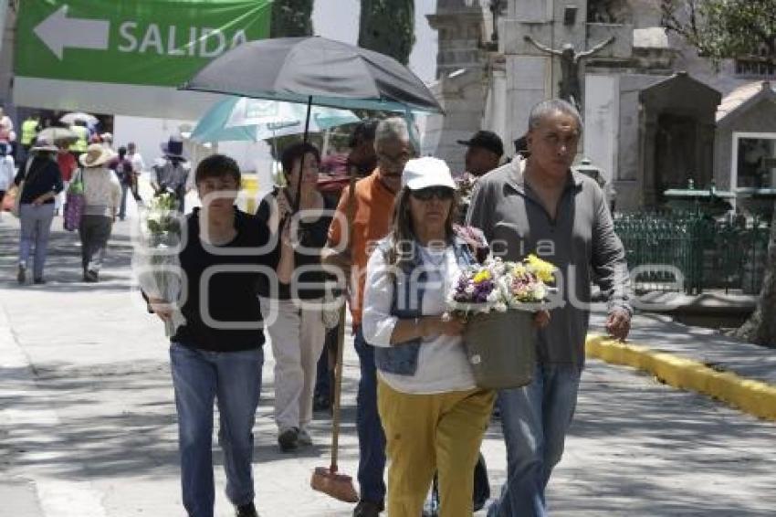 PANTEÓN . DÍA DE LAS MADRES