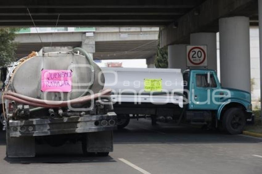 MANIFESTACIÓN . PIPAS DE AGUA