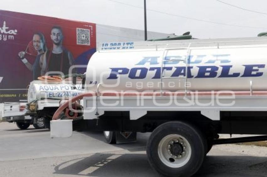 MANIFESTACIÓN . PIPAS DE AGUA