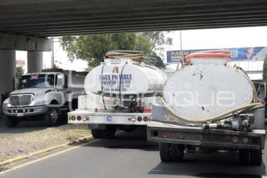 MANIFESTACIÓN . PIPAS DE AGUA