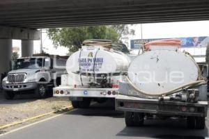 MANIFESTACIÓN . PIPAS DE AGUA