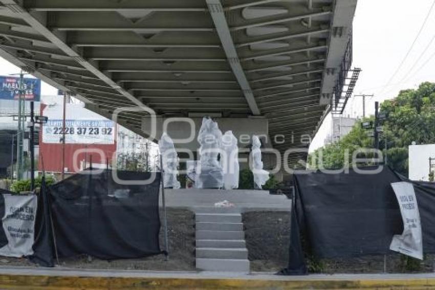 AYUNTAMIENTO . MONUMENTO LOS HÉROES