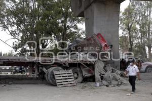 ACCIDENTE TRÁILER . AUTOPISTA