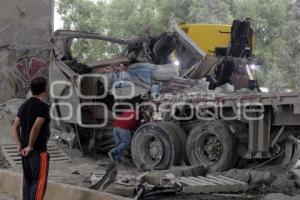 ACCIDENTE TRÁILER . AUTOPISTA