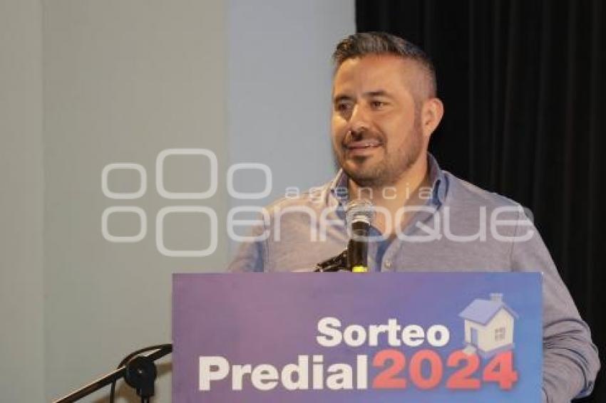 ADÁN DOMÍNGUEZ