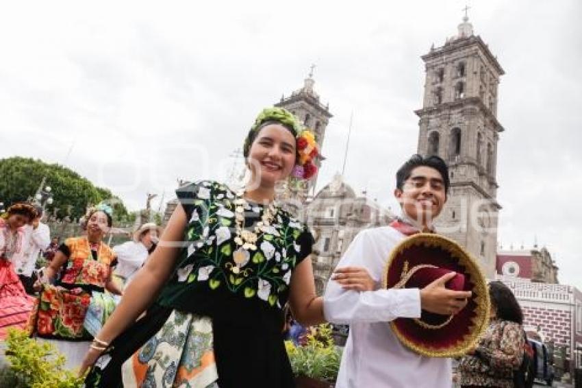 CALENDA . OAXACA EN PUEBLA