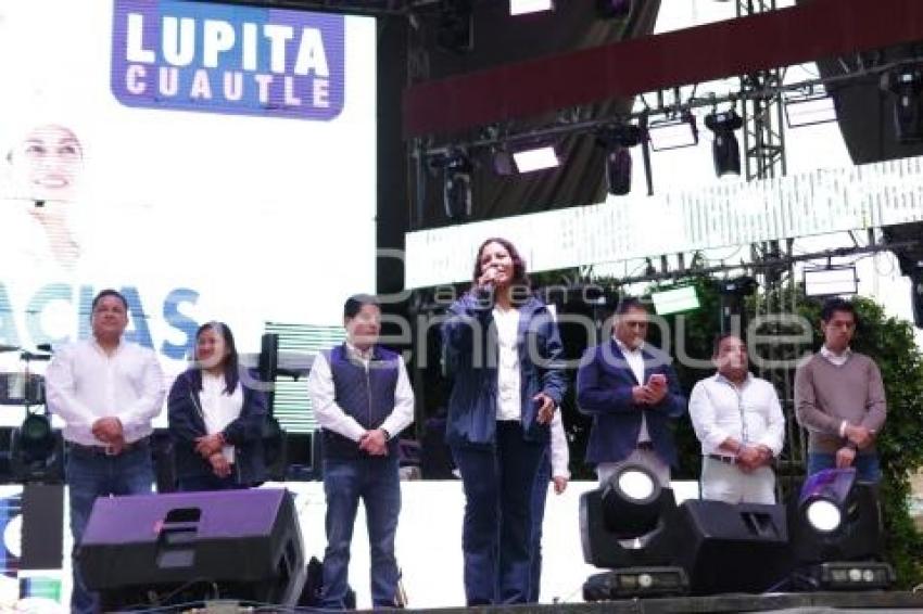 GUADALUPE CUAUTLE . FESTEJO TRIUNFO