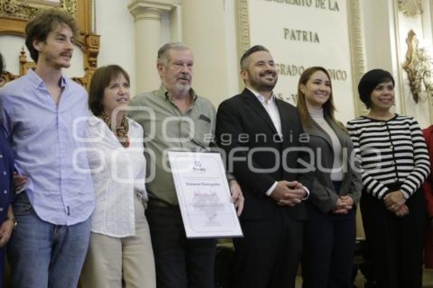 AYUNTAMIENTO . VISITANTE DISTINGUIDO