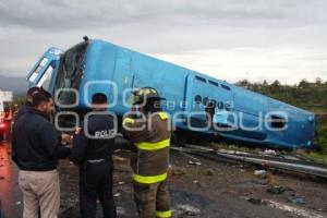 ATLIXCO . VOLCADURA AUTOBÚS