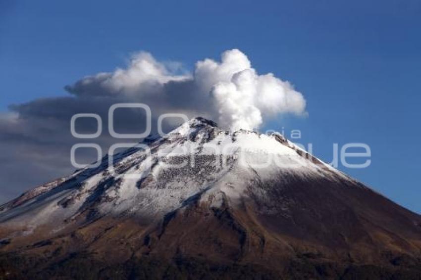 VOLCÁN POPOCATÉPETL . FUMAROLA